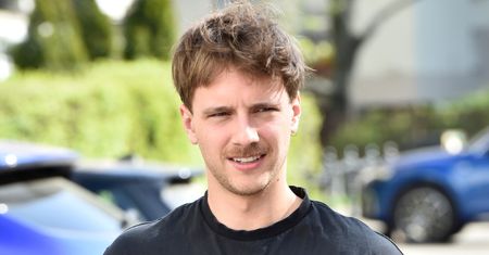 Maciej Musiał pręży nagą klatę, pozując w jeansowej SPÓDNICZCE. Internauci pieją z zachwytu: "Mega HOT" (FOTO)