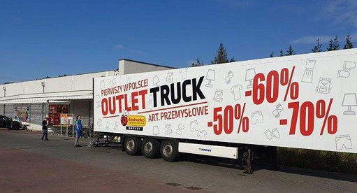 Biedronka rozpoczęła wyprzedaże w mobilnych Outlet Truckach