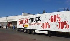 Biedronka rozpoczęła wyprzedaże w mobilnych Outlet Truckach