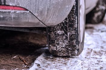 Mandat za jazdę na letnich oponach zimą. Jakie przepisy obowiązują kierowców?