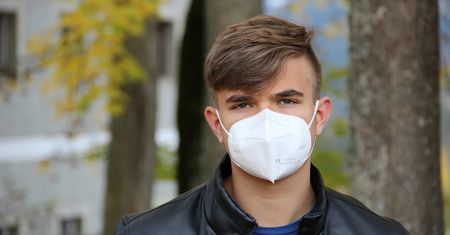 Pobił mężczyznę, bo nie miał maseczki. Ciężki nokaut przed kwiaciarnią