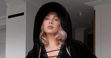 Maffashion "na jeżyka". Fryzura z profilu przypomina irokeza