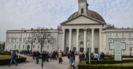 Bydgoszcz. Ksiądz dał schronienie bezdomnym w kaplicy