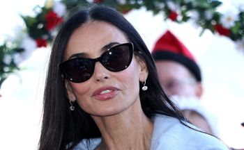 Demi Moore w najmodniejszym kolorze sezonu. Lodowy błękit podbija salony