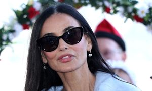 Demi Moore w najmodniejszym kolorze sezonu. Lodowy błękit podbija salony