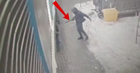 Bestialski atak w Warszawie. Ofiarą 16-latek. Pokazali nagranie