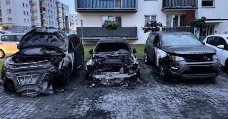 Podpalił auta przed blokiem. Mieszkańcy żyją w strachu. "Boimy się, co będzie dalej"