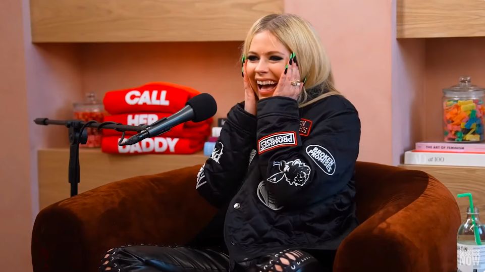 Avril Lavigne podczas wywiadu w podcaście Call Her Daddy