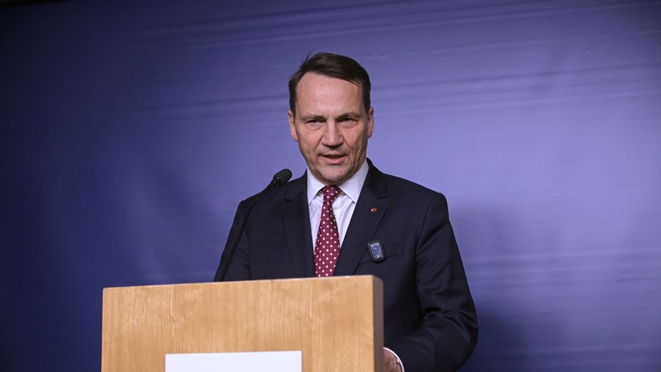 Warszawa, 19.11.2024. Minister spraw zagranicznych Radosław Sikorski podczas briefingu prasowego w siedzibie resortu w Warszawie, 19 bm. (jm) PAP/Marcin Obara