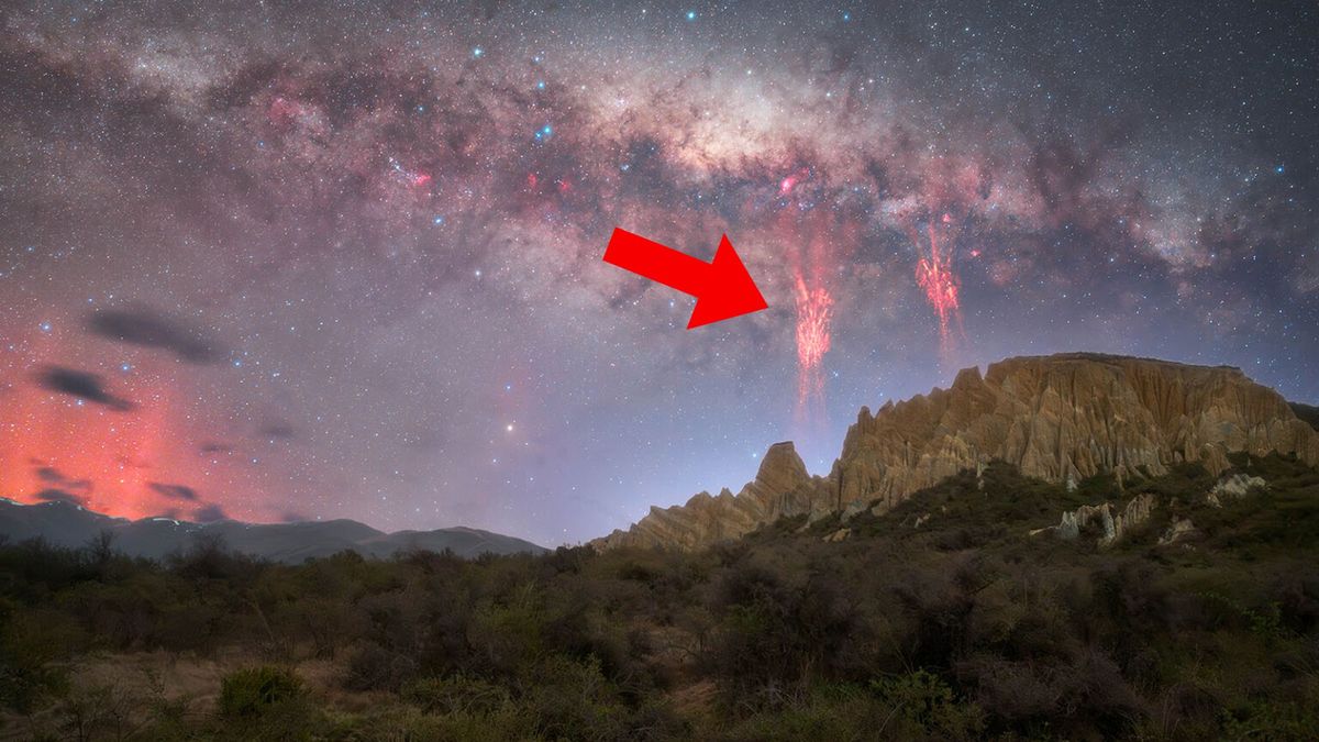 Błyskawice uchwycone na tle Drogi Mlecznej