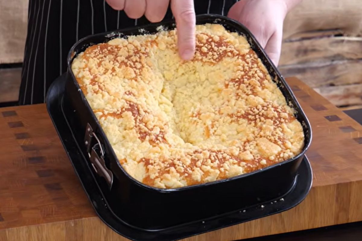 Tomasz Strzelczyk pokazuje na YouTubie nieudane ciasto