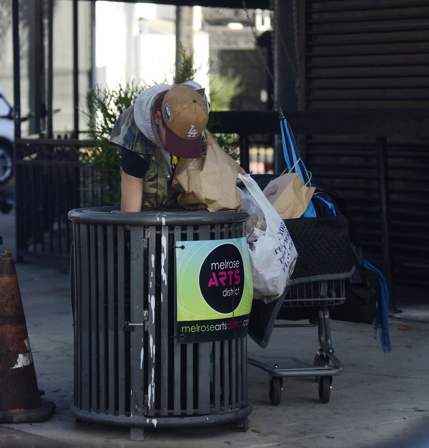 Bezdomna Loni Willison "przyłapana" ze swoim dobytkiem na ulicac