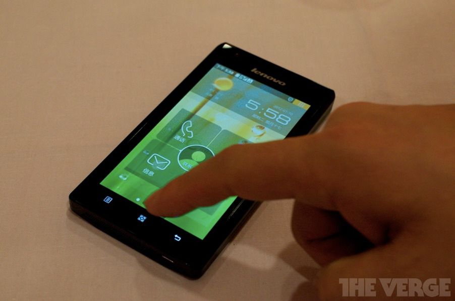 Lenovo K800 - pierwszy Android z układem Intela zaprezentowany!