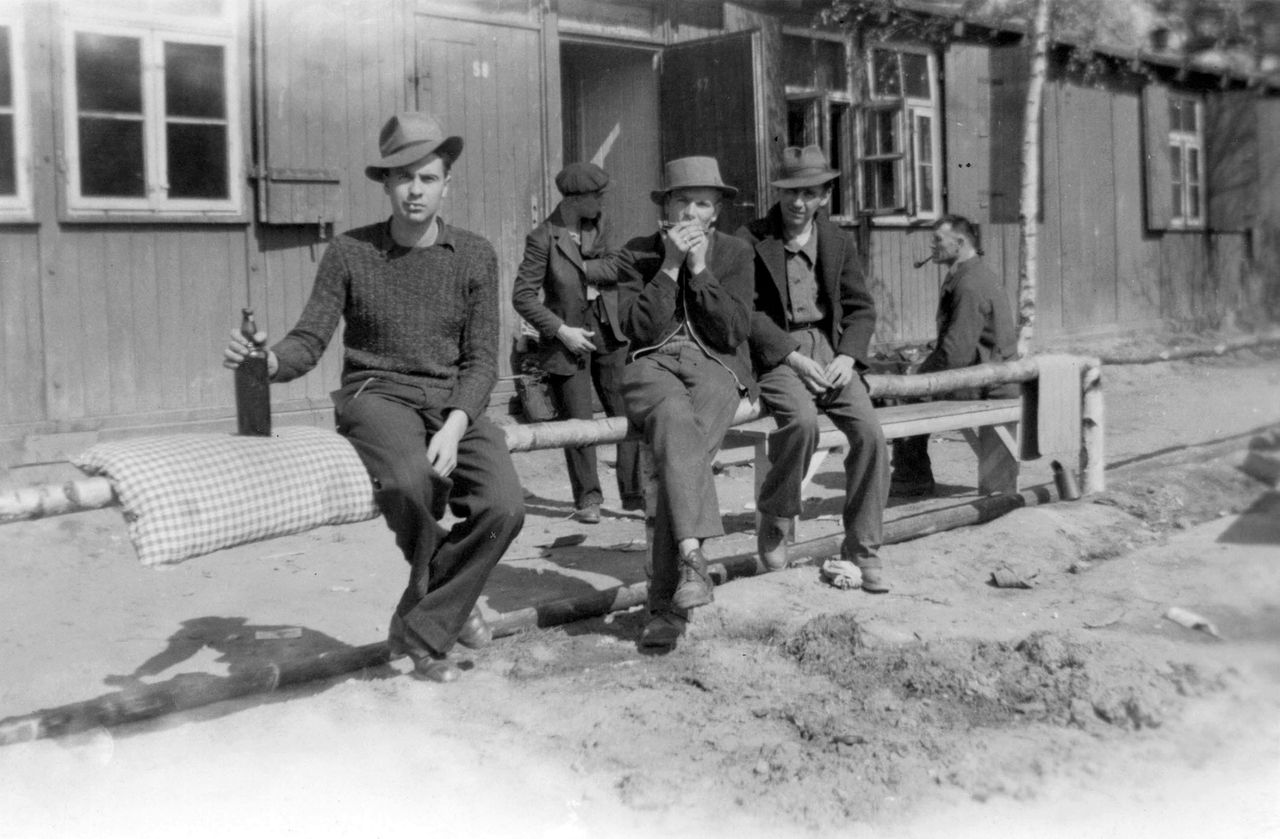 Wyzwoleni pracownicy z Francji przed barakiem, w którym mieszkali (fot. archiwum Volkswagena)