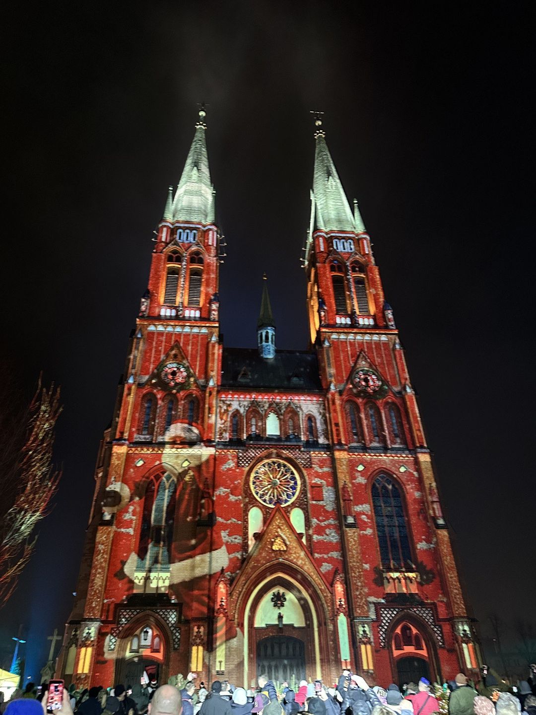 Fantastyczny mapping na ścianie frontowej bazyliki św. Antoniego Padewskiego w Rybniku