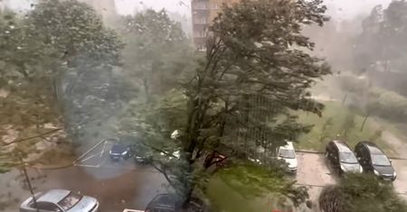 Chciał ratować auto. Cudem uniknął śmierci. To stało się sekundy później