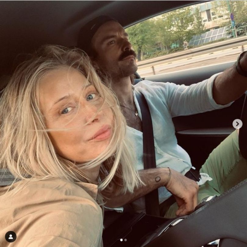 Katarzyna Warnke pozuje z mamą i reklamuje aparat słuchowy