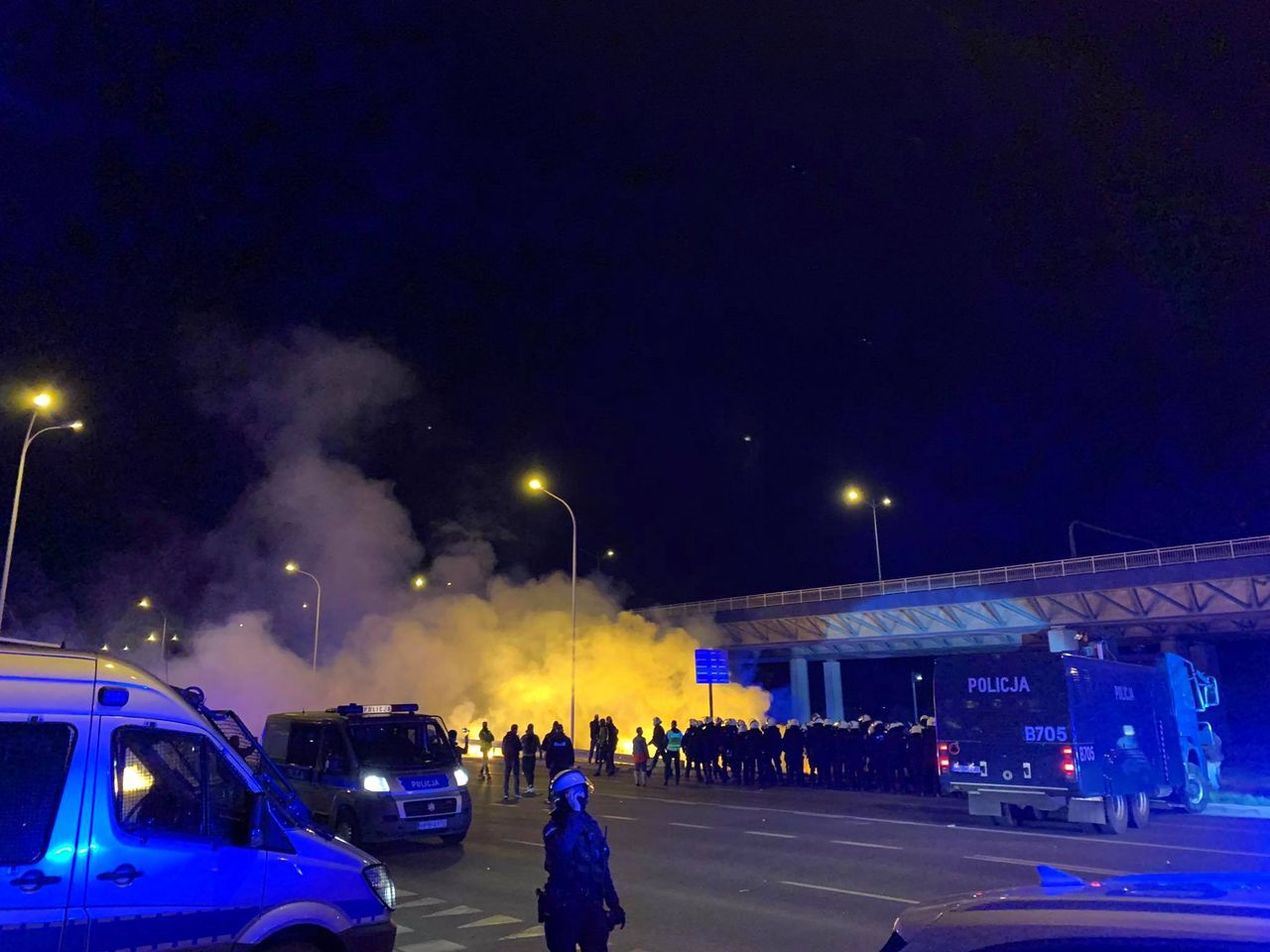 Wrocław. Nerwowo pod stadionem podczas meczu Śląska. Policjanci obrzuceni petardami