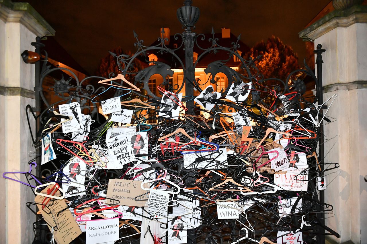 Protesty w Polsce. Strajk Kobiet we Wrocławiu dotarł na Ostrów Tumski. "Drzewa owocują wieszakami"