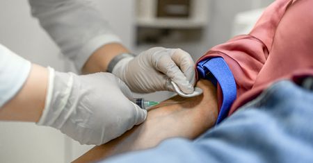 25 tys. zł dla lekarza i 221 zł dla pielęgniarki. "To bulwersujące"