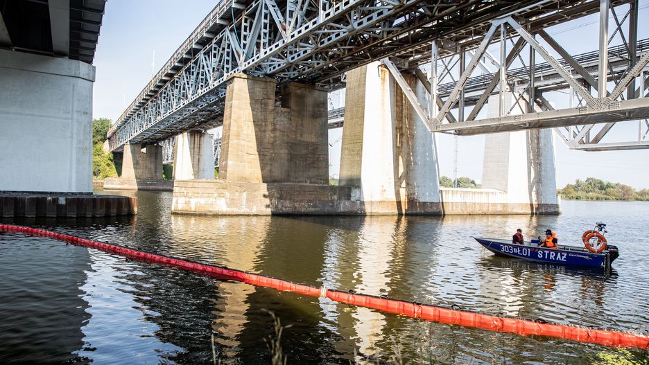 Szczecin, 17.08.2022. Strażacy stawiają zaporę elastyczną mającą za zadanie wyłapywanie śniętych ryb na Odrze w dzielnicy Szczecin Dziewoklicz, 17 bm. (jm) PAP/Jerzy Muszyński