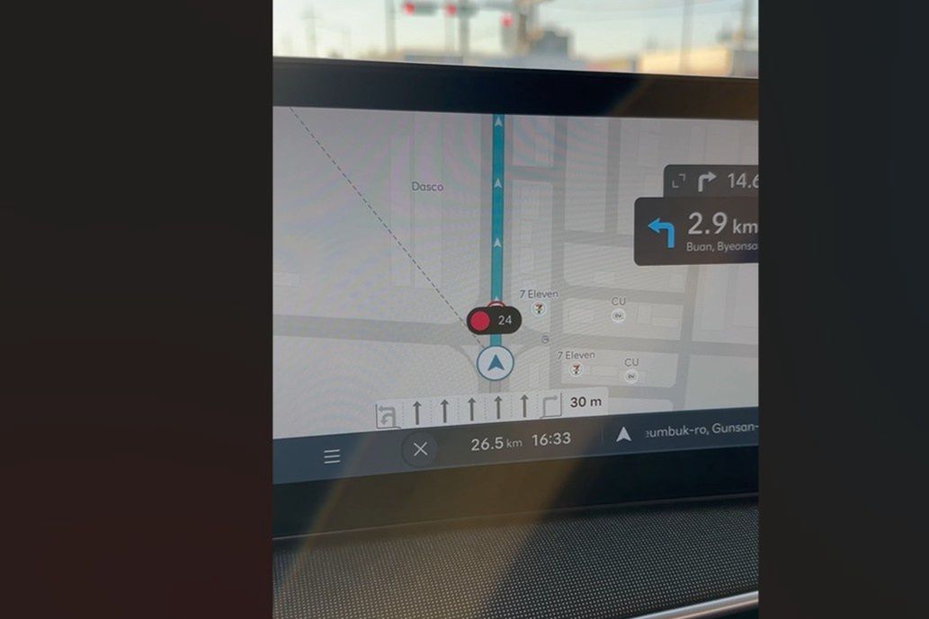 Nawigacja pokazuje ile jeszcze będziemy stać na czerwonym świetl