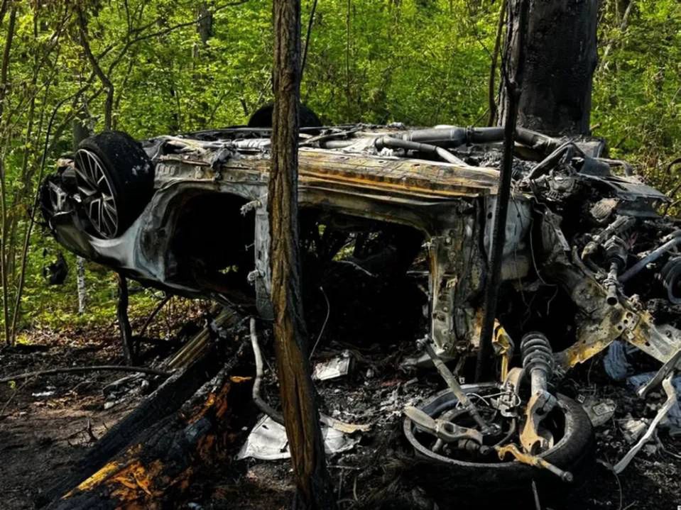 Pijani ukradli luksusowe audi i roztrzaskali w lesie pod Zieloną Górą. Samochód spłonął.