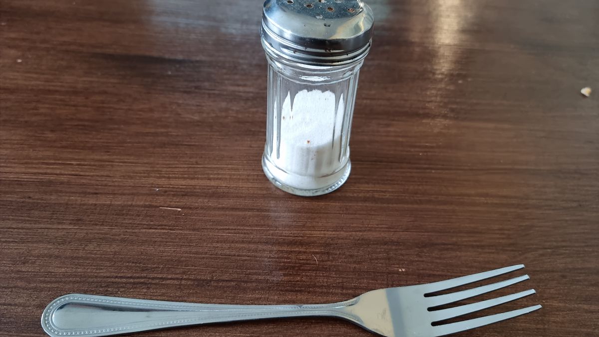 Sól w solniczce na stole, obok widelca