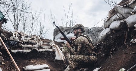 Płacą łapówki, żeby uciec przed wojną. Korupcja na wielką skalę