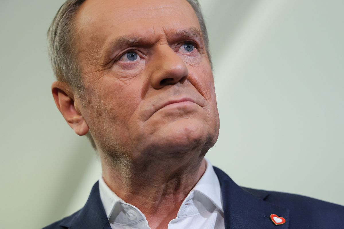 Tusk pozuje z serduszkiem WOŚP. "Miłość silniejsza od nienawiści"