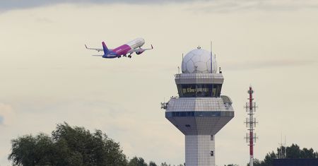 Jest decyzja w sprawie odwoływania rejsów w Polsce od 1 maja. Spór z kontrolerami w PAŻP trwa