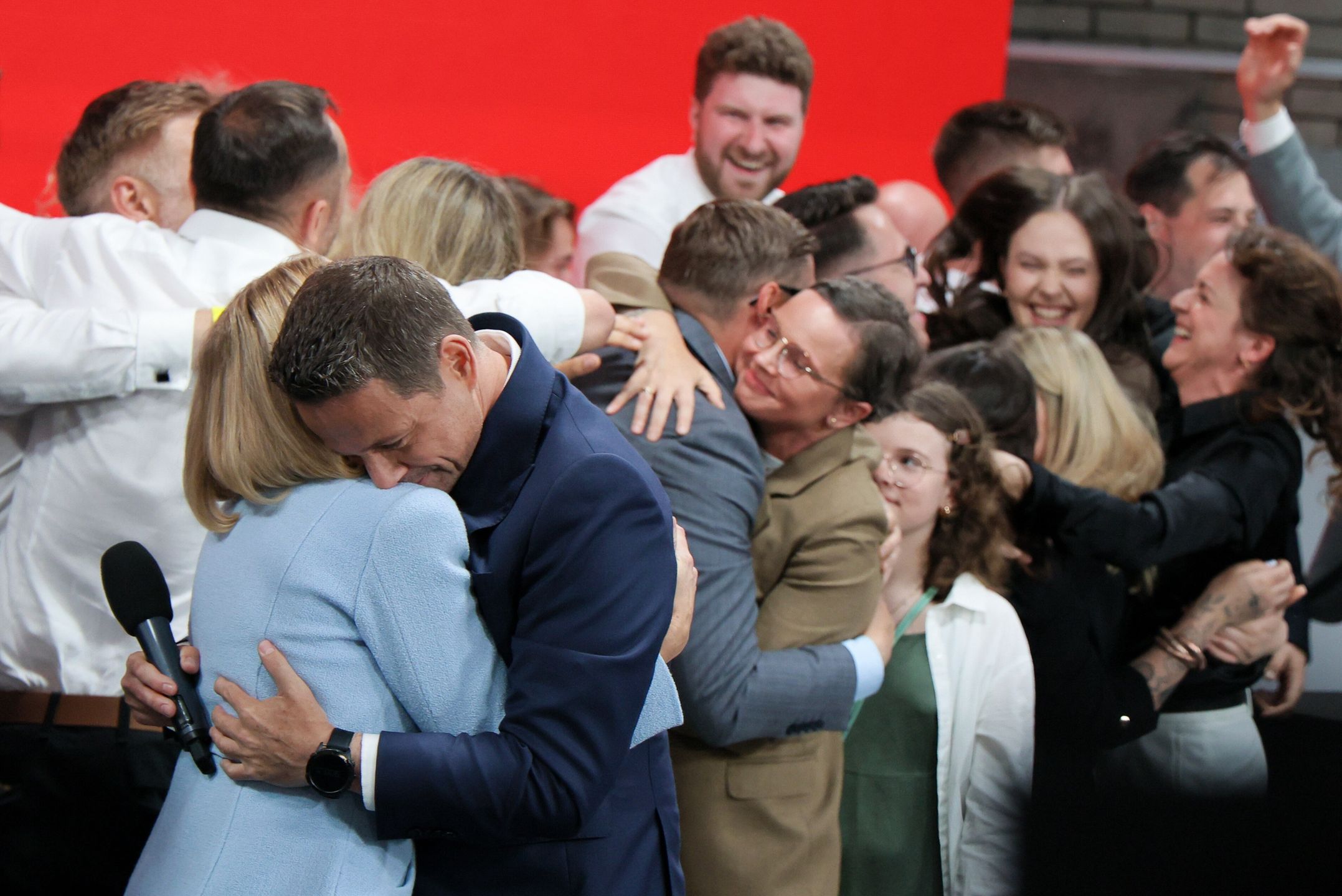 Rafa� Trzaskowski, Ma�gorzat� Trzaskowska
Warszawa, 01.06.2025. Wybory prezydenta RP - II tura. Kandydat KO w wyborach prezydenckich, prezydent Warszawy Rafa� Trzaskowski (C-P) z �on� Ma�gorzat� (C-L) w sztabie wyborczym w Warszawie, 1 bm. Zako�czy�o si� g�osowanie w II turze wybor�w prezydenta RP. (aldg) PAP/Pawe� Supernak
Pawe� Supernak
II, II tura, Koalicja Obywatelska, polityk, prezydenckie, prezydenta rp, sztab, wiecz�r wyborczy, wybory, wynik