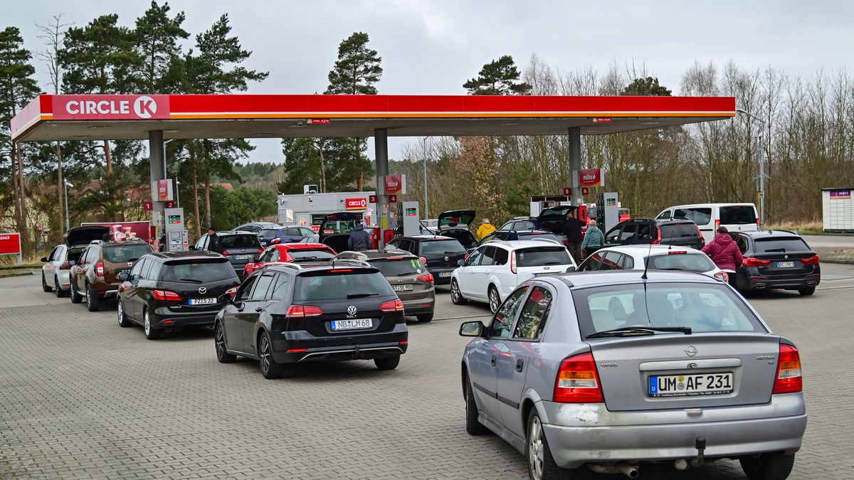 Lubieszyn, 31.03.2026. Kolejka niemieckich kierowców na jednej z przygranicznych stacji benzynowych, 31 bm. w Lubieszynie. 31 bm. wszedł w życie rządowy pakiet "Ceny Paliwa Niżej". Benzyna 95 ma kosztować nie więcej niż 6,16 zł za litr, benzyna 98 - 6,76 zł, a olej napędowy - 7,60 zł. (sko) PAP/Marcin Bielecki