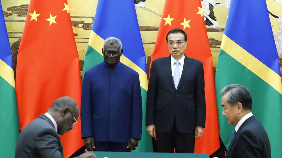 Te relacje tworzyły się już od kilku lat. Premier Wysp Salomona, Manasseh Sogavare podczas spotkania z chińskim premierem Li Keqiangem w 2019 roku Fot. Thomas Peter-Pool/Getty Images
