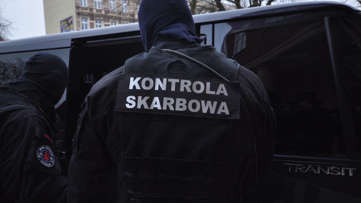 Skarbówka wchodzi na konta Polaków