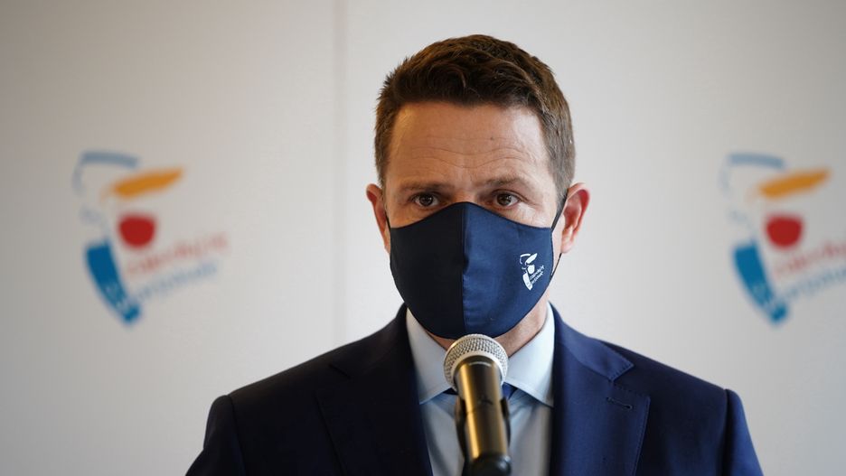 Prezydent Rafał Trzaskowski podczas konferencji prasowej.