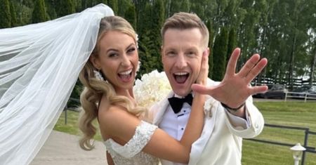 Rafał Mroczek pochwalił się efektami sesji ślubnej. Jego żona zaprezentowała się w aż DWÓCH kreacjach (FOTO)