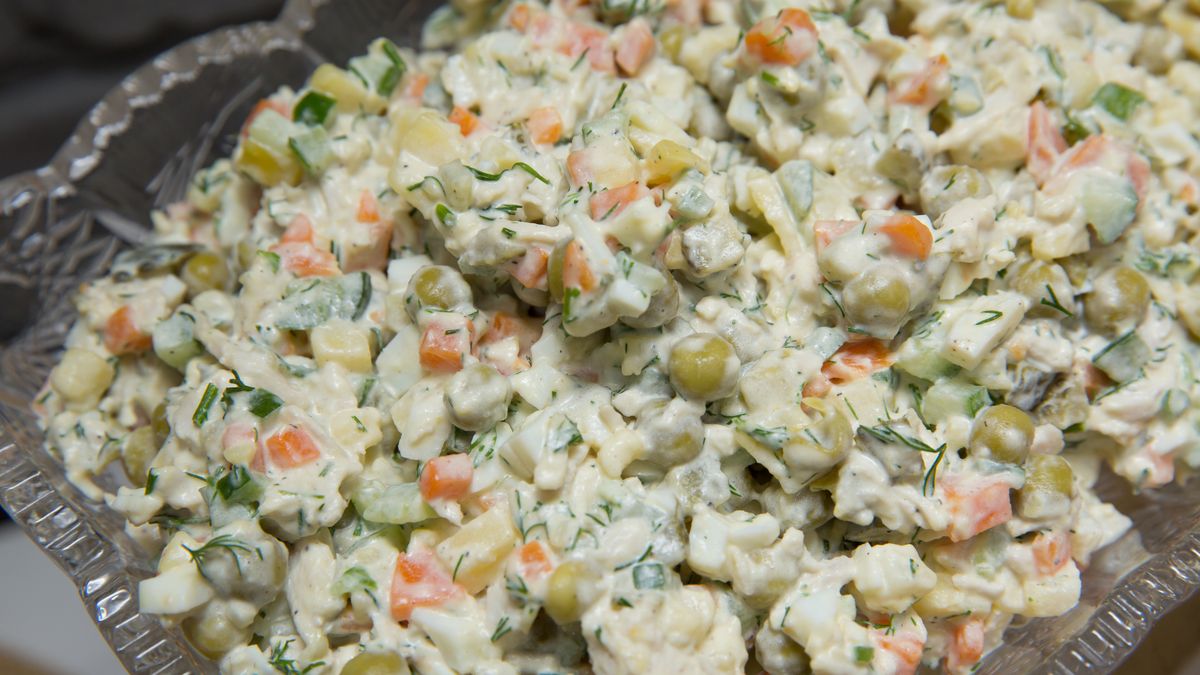 Ta sałatka nadal króluje na rodzinnych imprezach
