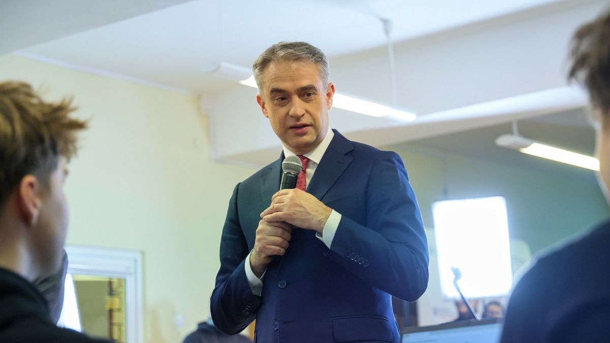 Konferencja prasowa pt. Cyfrowy Ucze?, czyli cyfrowa transformacja edukacji
Fot. Anita Walczewska/East News, 16.12.2025. Warszawa. Konferencja prasowa z udzialem wicepremiera i ministra cyfryzacji Krzysztofa Gawkowskiego (n/z) oraz minister edukacji Barbary Nowackiej w LO im. Reytana. Cyfrowy Uczen, czyli cyfrowa transformacja edukacji - wyposazenie szkol w laptopy, laptopy przegladarkowe i tablety w ramach inwestycji KPO, realizowanej wspolnie przez Ministerstwo Cyfryzacji i Ministerstwo Edukacji Narodowej.
Anita Walczewska