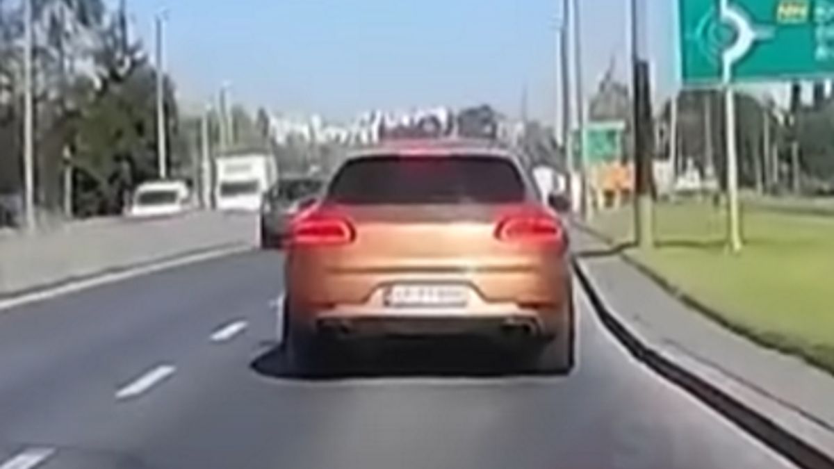 Kierowca porsche wyhamował autobus