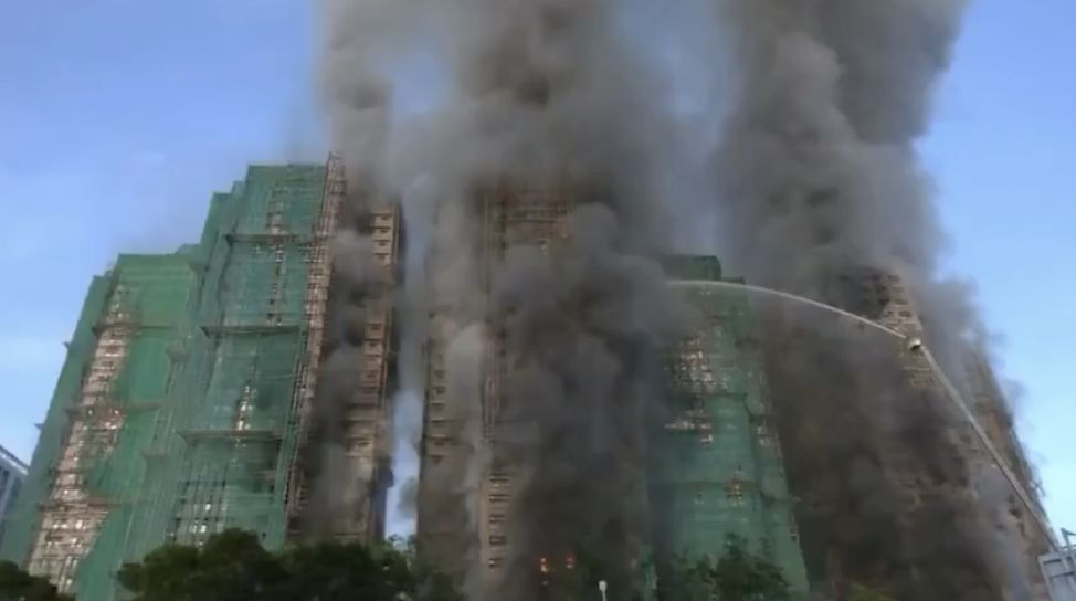 Tragiczny pożar w Hongkongu. Co najmniej cztery ofiary, ludzie uwięzieni w płonących wieżowcach