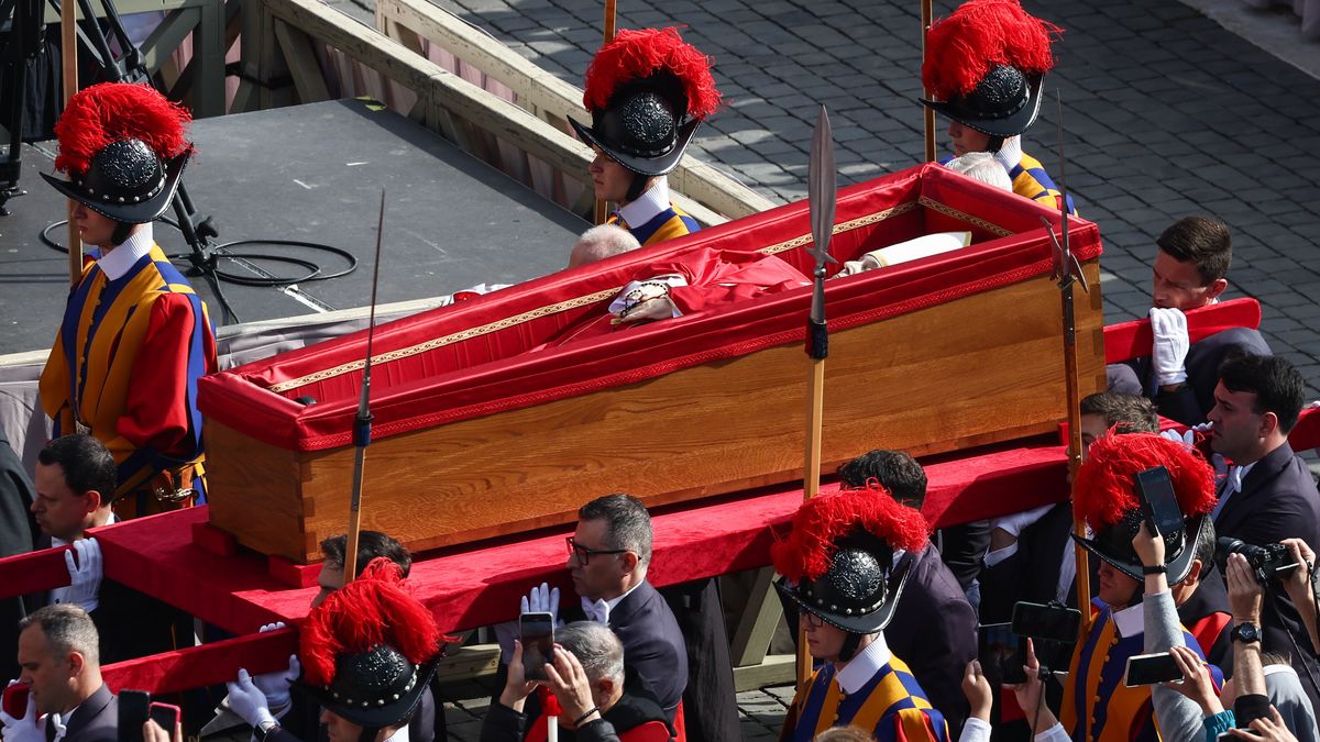 Ochrona zabrania robienia zdjęć przy trumnie papieża