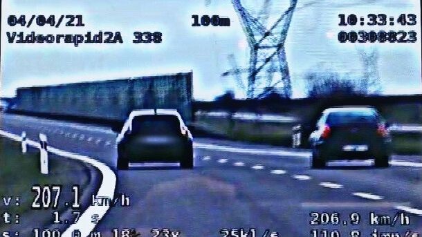 Kierowca opla jechał 207 km/h po S17