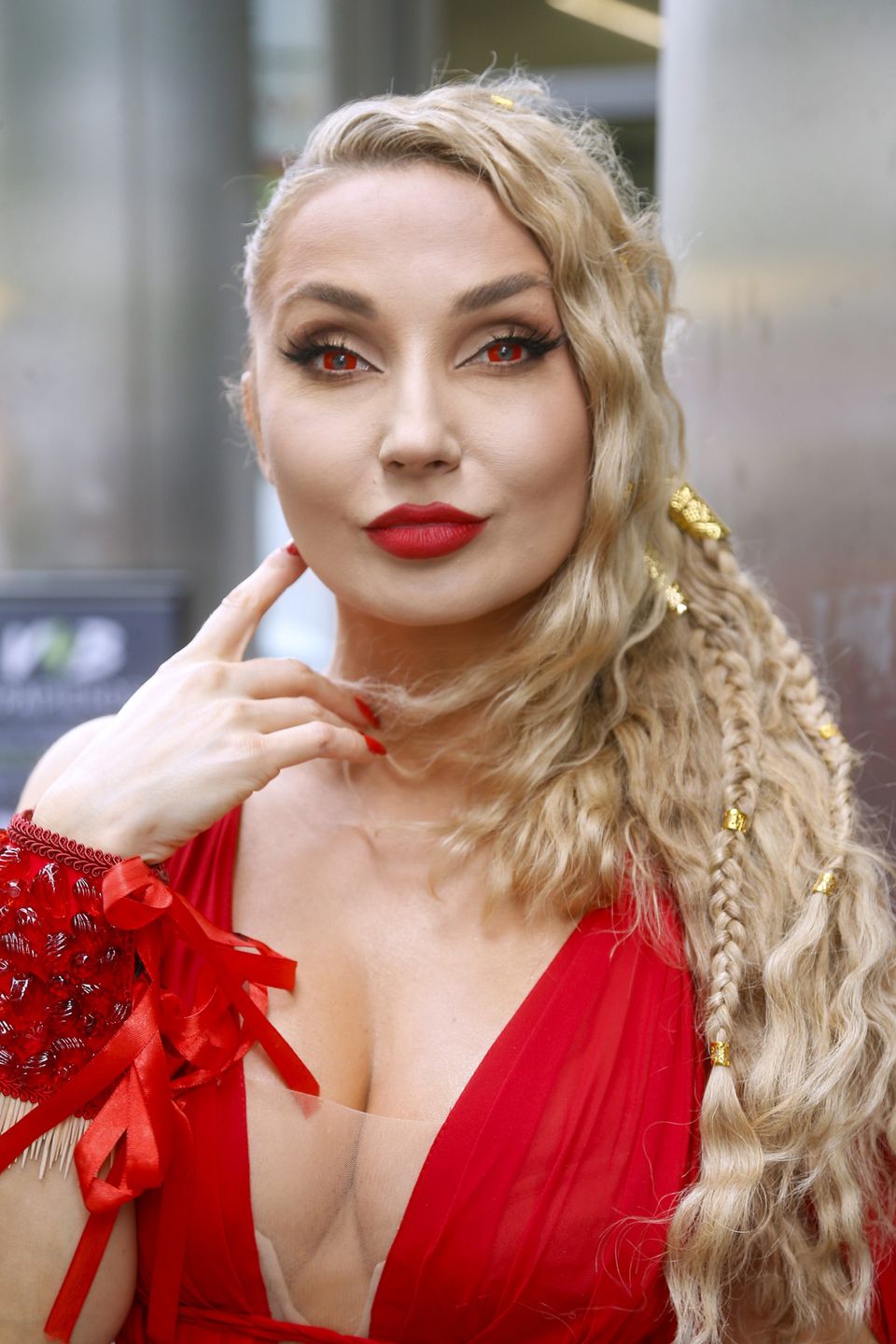 Cleo przed studiem "DD TVN"