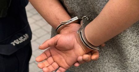 Gdańsk: Włamał się do sklepu, wypił i zjadł. Złodzieja obudzili policjanci