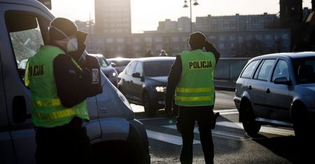 Żony policjantów o ich pracy w dobie koronawirusa. "Nie daj się tam, wróć do mnie cały"