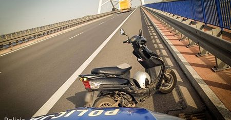 Jechał pod prąd. Przeniósł pojazd przez barierki
