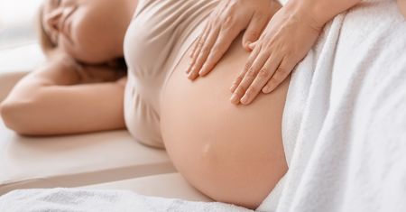 Terapia Bowena dla kobiet w ciąży. W jaki sposób pomaga?