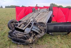 Auto dachowało, pasażerowie wypadli z pojazdu. Są ofiary śmiertelne