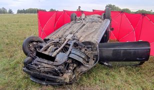 Auto dachowało, pasażerowie wypadli z pojazdu. Są ofiary śmiertelne